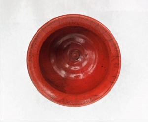 Naczynie z czerwonym szkliwem wypalone w technice Naked Raku, średnica 13cm, wysokość 10cm.