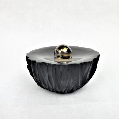 Pojemnik z czarnej porcelany Limoges ze szklaną kulą, średnica 14cm, wysokość 7cm.